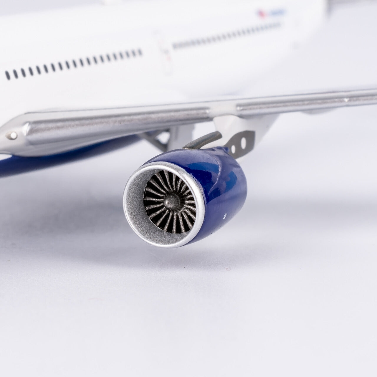1:400 NG Models DELTA Airbus A330-300 Passenger Diecast Aircraft Model