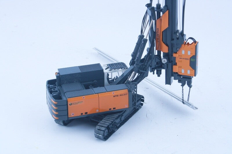 1:50 BYMO RTG RG21T Pile Drive with Hydraulic Vibrator Machine Diecast Model
