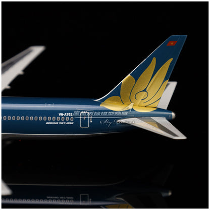 1:400 Phoenix Vietnam Airlines BOEING 767-300ER Passenger Airplane Diecast Model