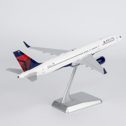 1:200 NGmodels Delta Air Lines B757-200 Passenger Airplane Diecast Plane Model
