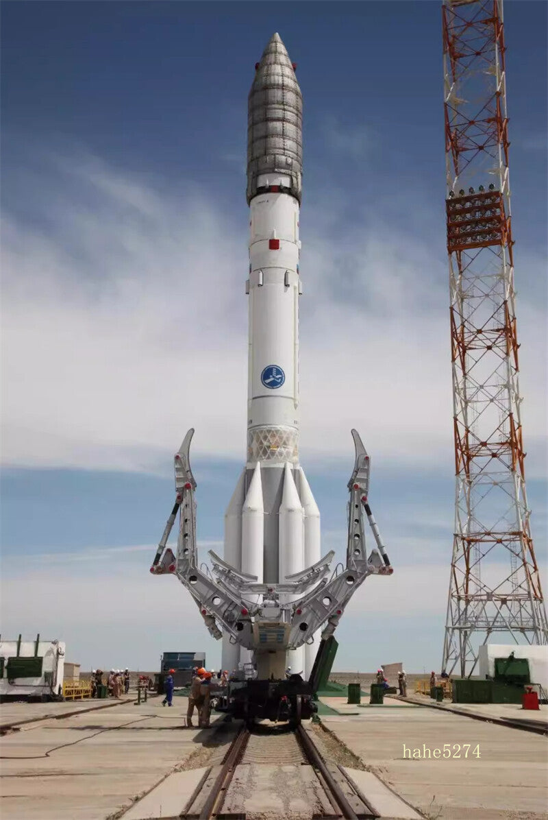 1/144 CCCP Russian Space Agency Proton-M Launch Vehicle Finished Static Model