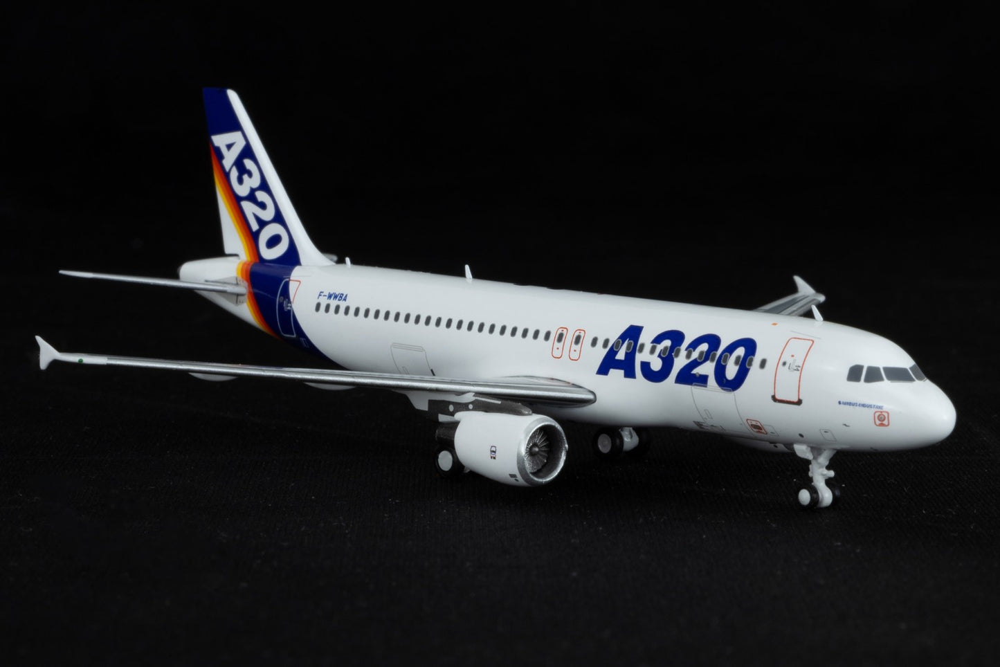 1:400 Kylin China Airlines Airbus A320 F-WWBA Passenger Airplane Diecast Model