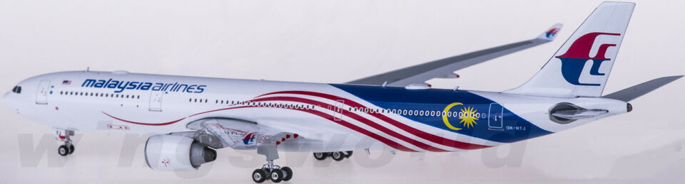 1:400 Phoenix Malaysia Airlines AIRBUS A330-300 Passenger Airplane Diecast Model