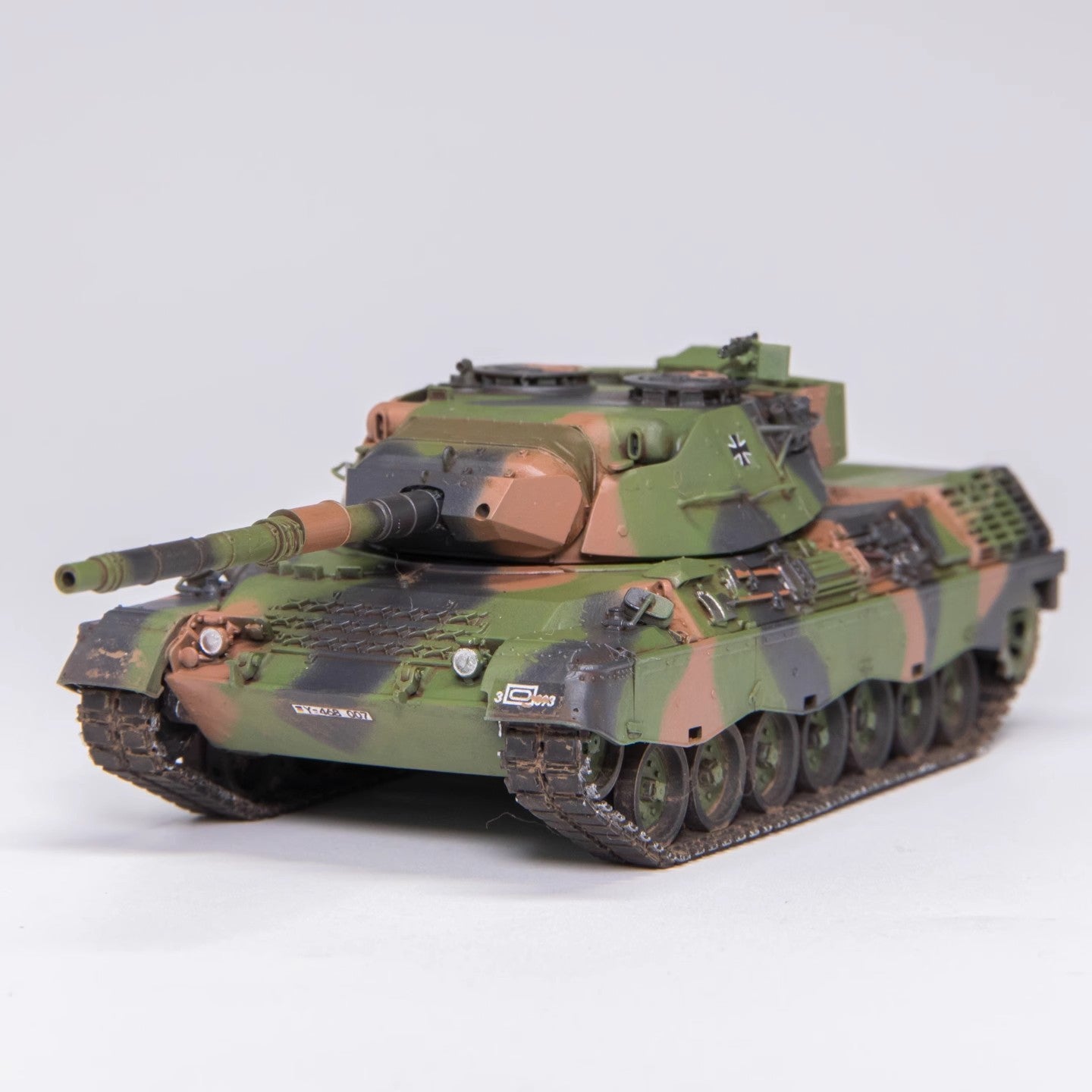Yihe 1/72 German Leopard 1 Main Battle Tank A1A1 Finished Model Ornament