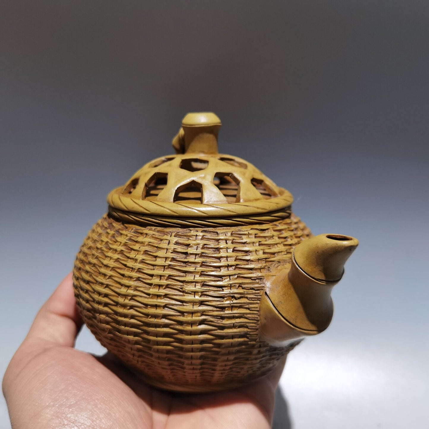 Chinese Yixing Zisha Clay Handmade Exquisite Teapot （竹编壶 底款：瑞新陶艺 )