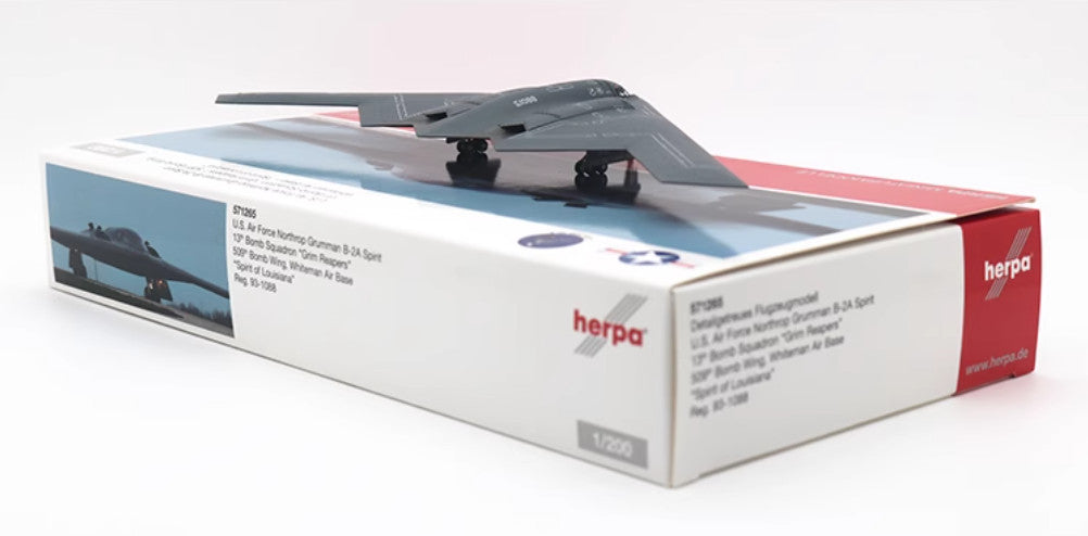 1:200 Herpa USAF Nothrop Grumman B-2A Spirit of America Bomber Diecast Model
