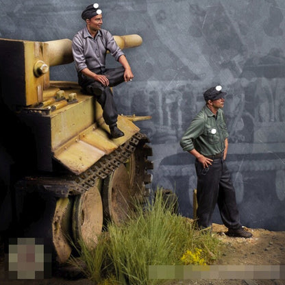 1:35 resin figures model kit Soldiers 2 man (contain tank) Unassembled