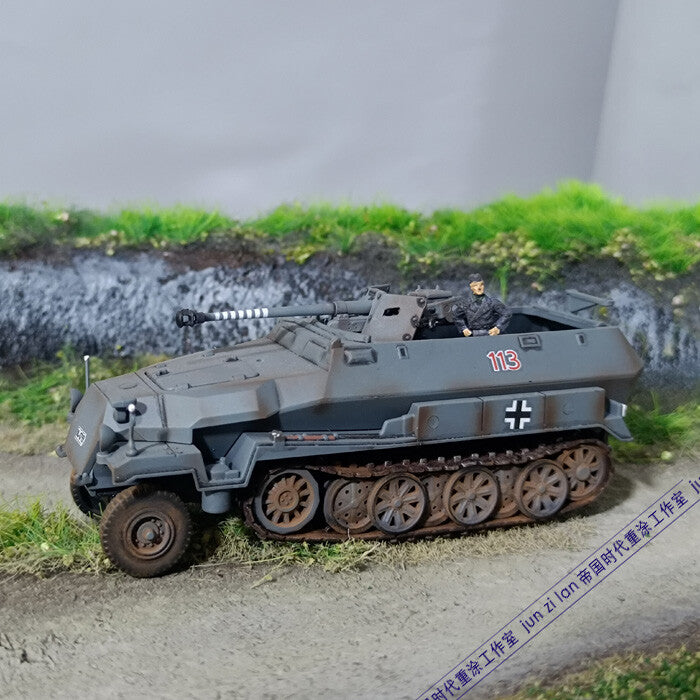 1/72 World War II German Sd Kfz251 semi-tracked armored vehicle model desert