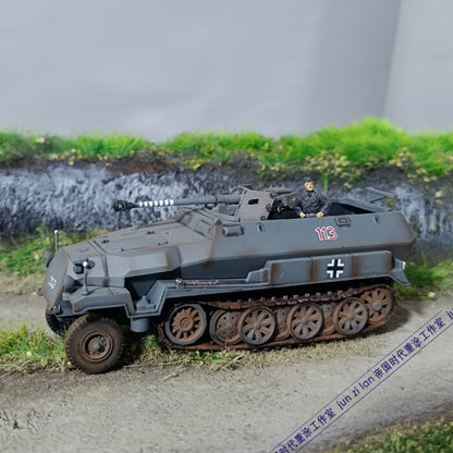 1/72 World War II German Sd Kfz251 semi-tracked armored vehicle model desert