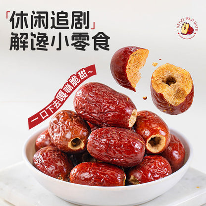 Organic freeze-dried crispy dates, strawberries, dried figs ready-to-eat snacks