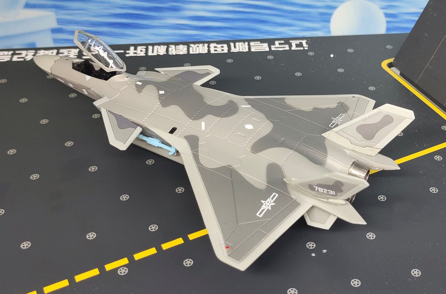FLOZ China J-20 stealth fighter 1/100 diecast plane model aircraft
