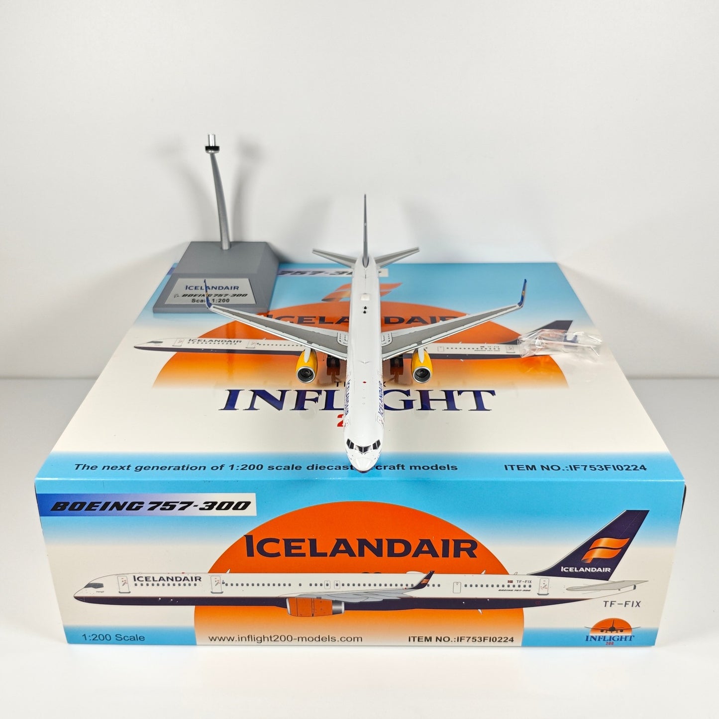 1:200 InFlight Icelandair Boeing 757-300 Passenger Airplane Diecast Plane Model