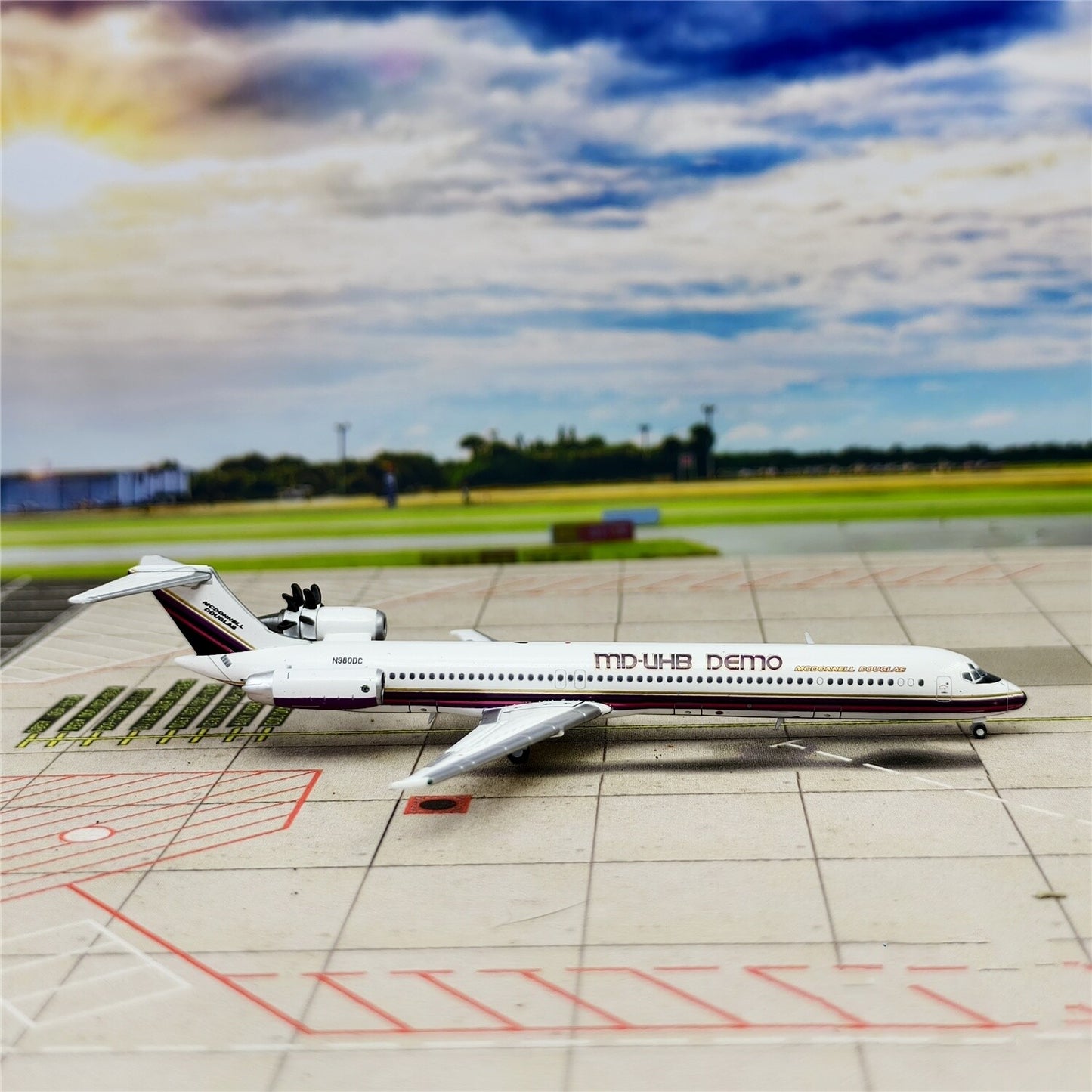1:400 JC Wings MD-UHB DEMO McDonnell Douglas MD-81 Airplane Diecast Model