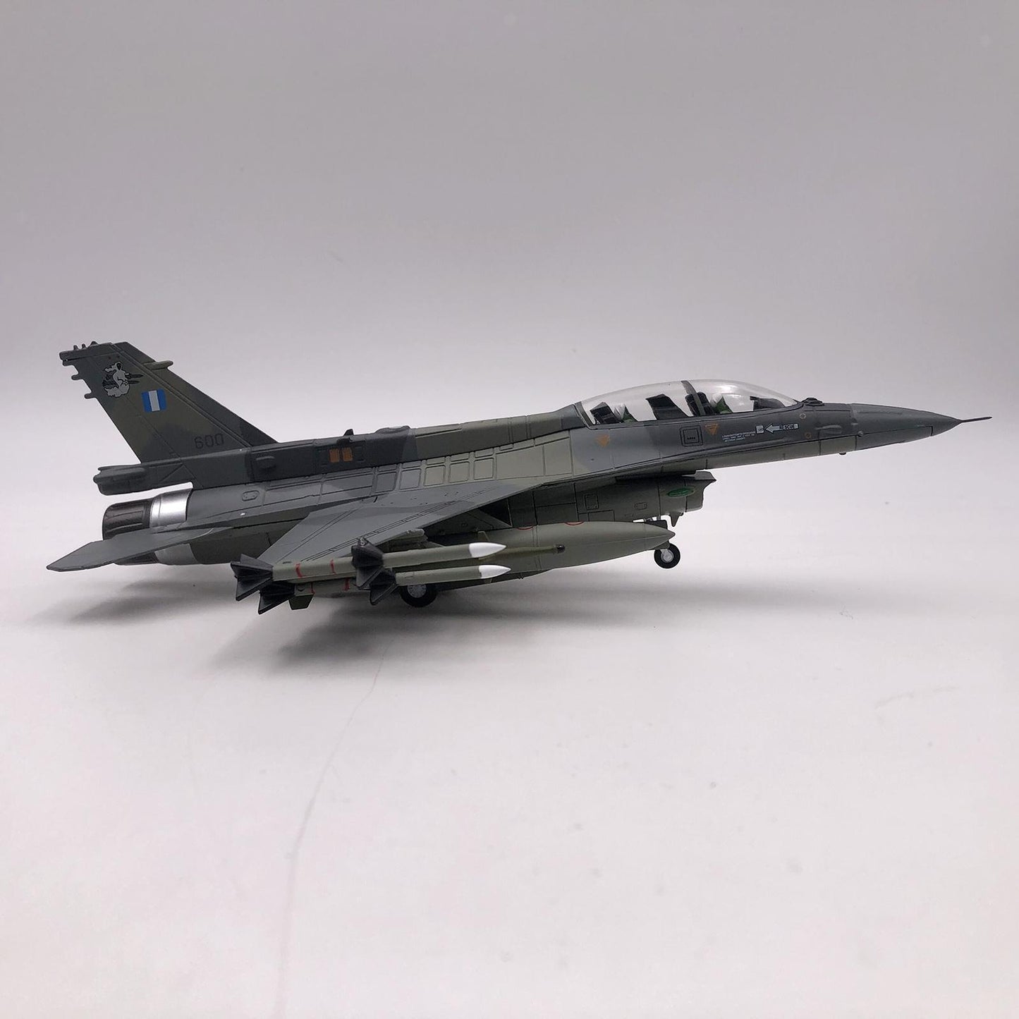 1/72 F16D Fighter Model with 2 Display Stand Collection Souvenir