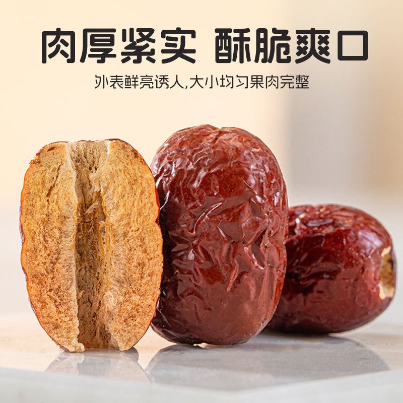 Organic freeze-dried crispy dates, strawberries, dried figs ready-to-eat snacks