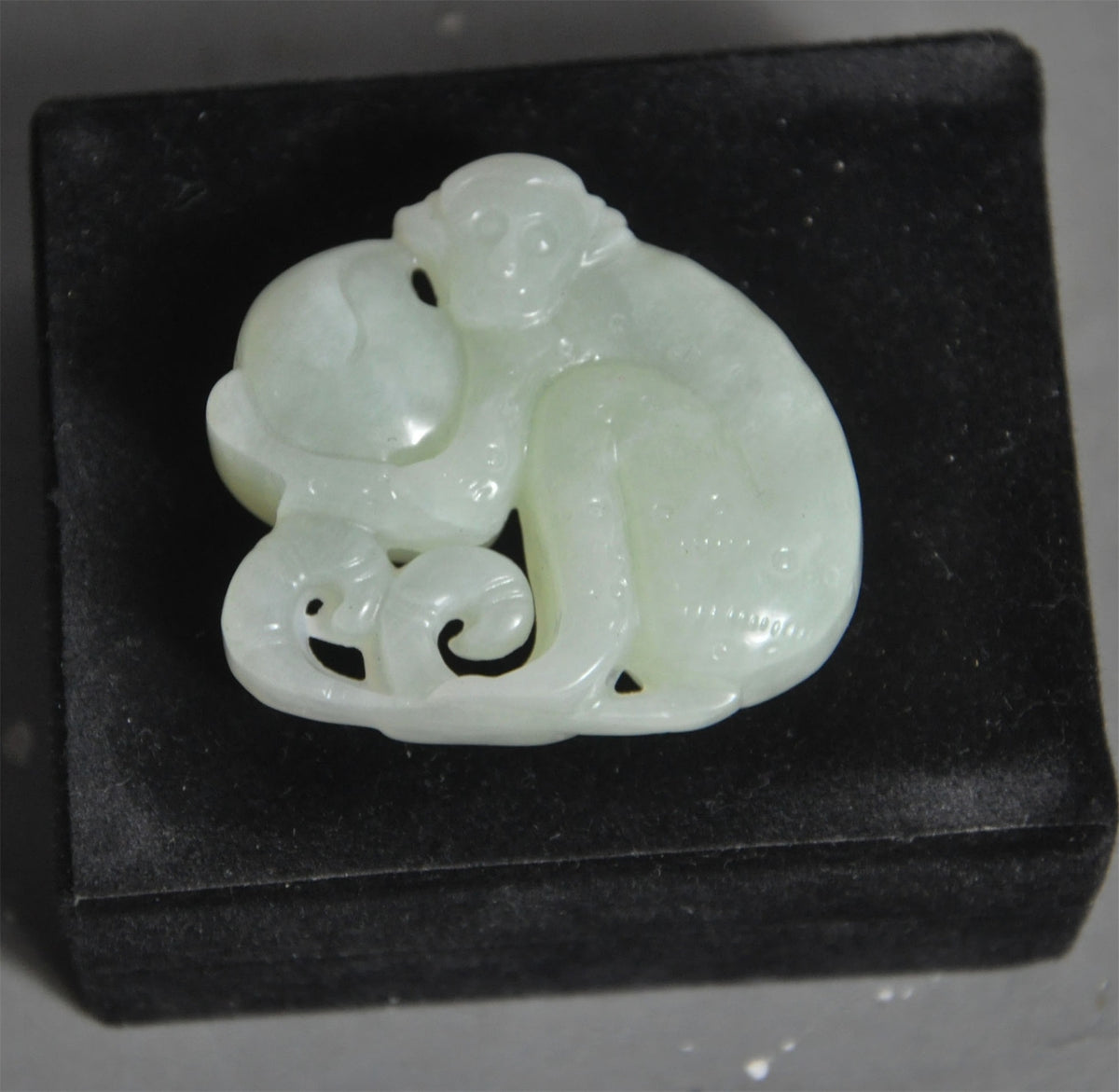 Chinese antique pendant, natural jade monkey hugging peach statue collection-