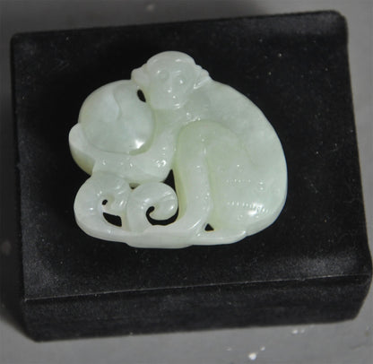 Chinese antique pendant, natural jade monkey hugging peach statue collection-