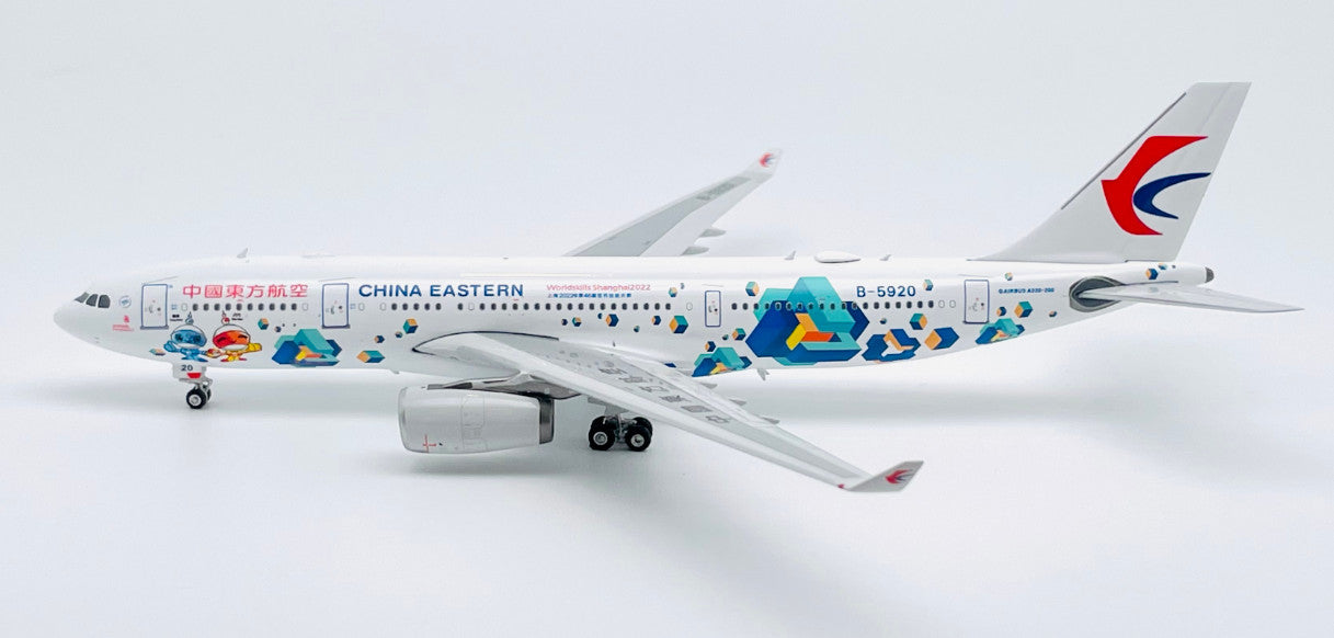 1:400 Phoenix CHINA EASTERN AIRBUS A330-200 Passenger Airplane Diecast Model