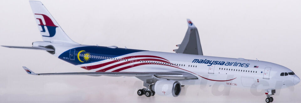 1:400 Phoenix Malaysia Airlines AIRBUS A330-300 Passenger Airplane Diecast Model