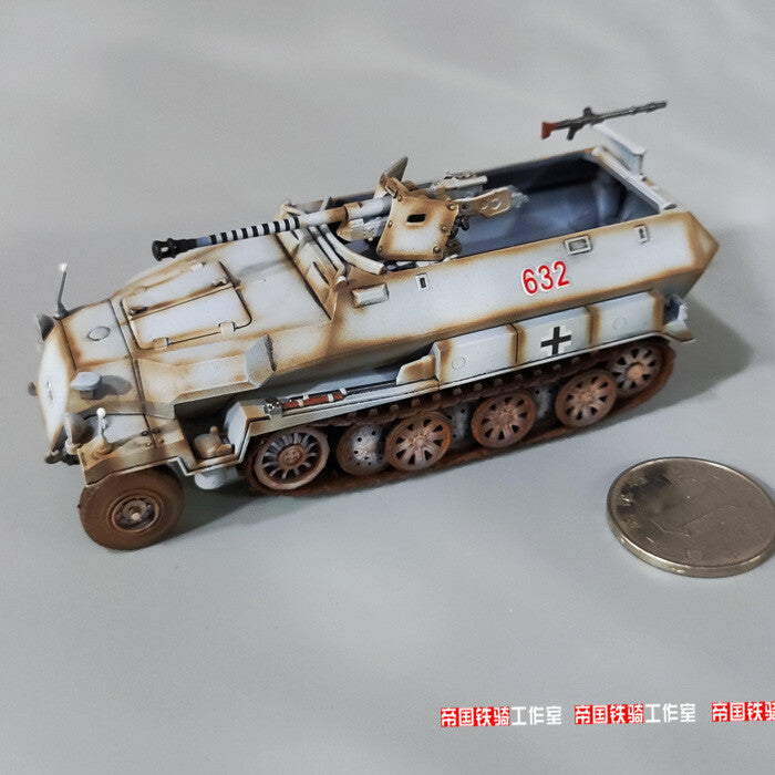 1/72 World War II German Sd Kfz251 semi-tracked armored vehicle model winter