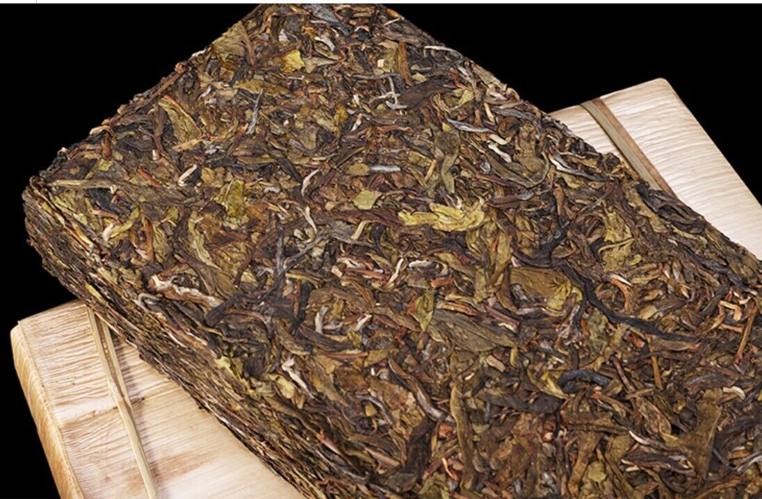 YunNan LaoBanZhang Gold leaf Ancient tree Pu 'er tea Spring Raw puerh tea