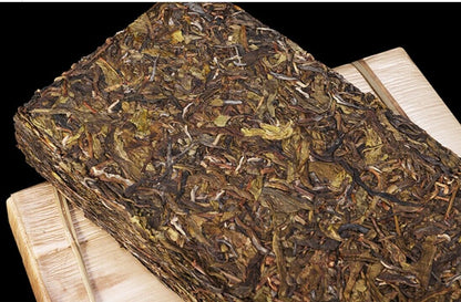YunNan LaoBanZhang Gold leaf Ancient tree Pu 'er tea Spring Raw puerh tea