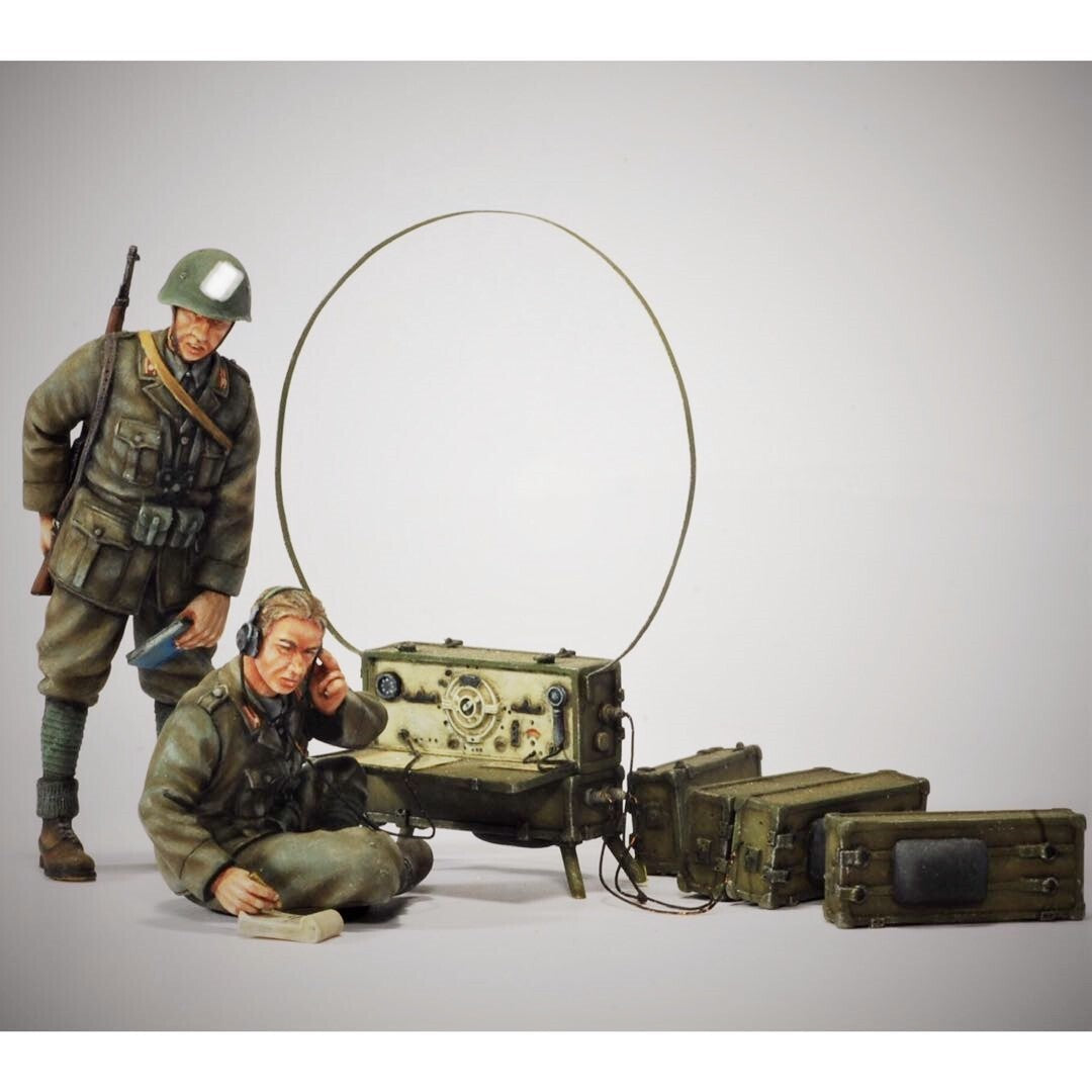 1/35 Resin Figures model WW II Signalman soldiers 2 men Unassembled Unpainted