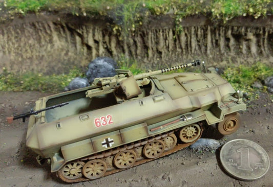 1/72 World War II German Sd Kfz251 semi-tracked armored vehicle model desert
