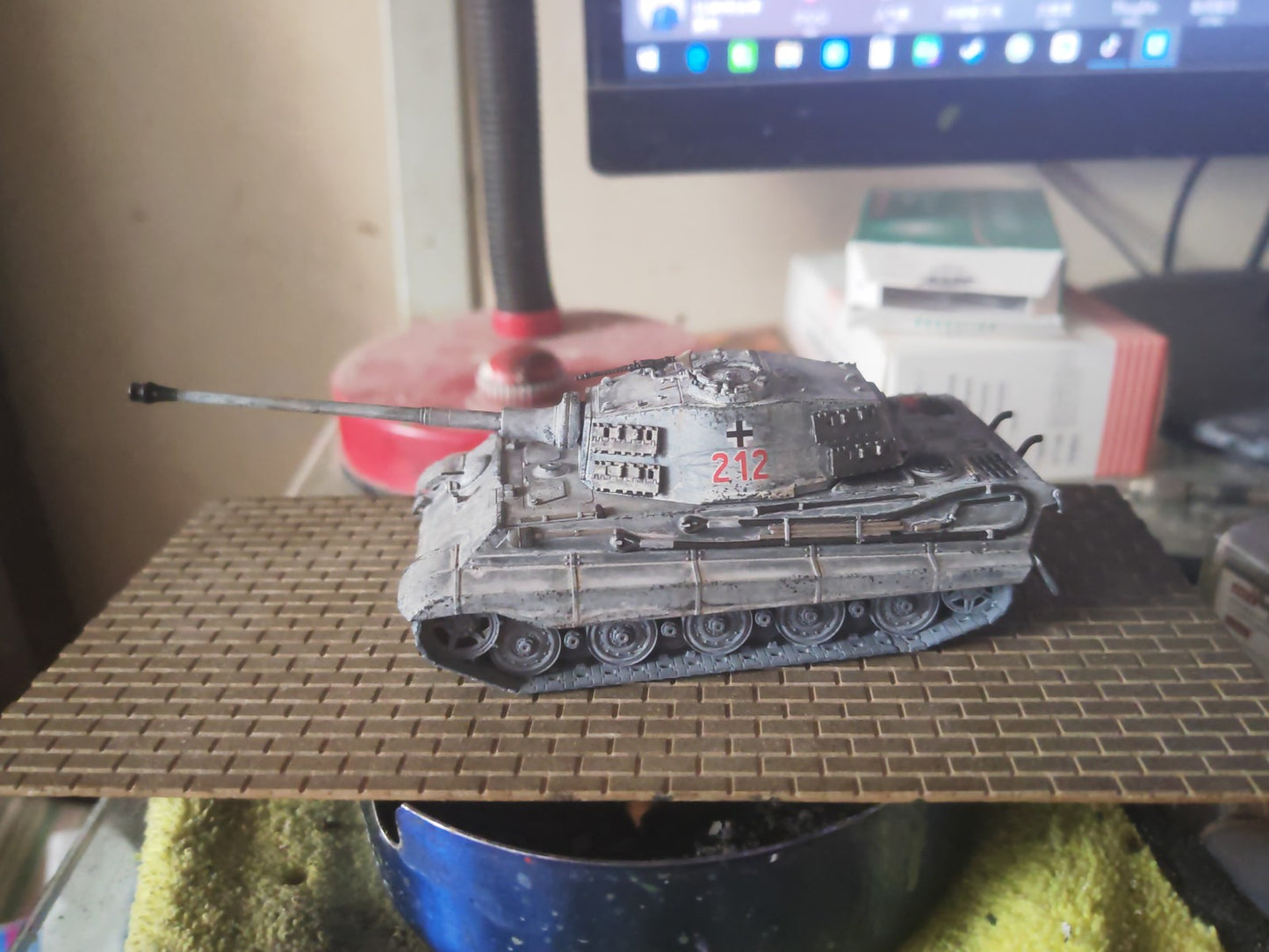 1/72 German Panzerkampfwagen VI Ausf.B /"King Tiger tank livery, static model