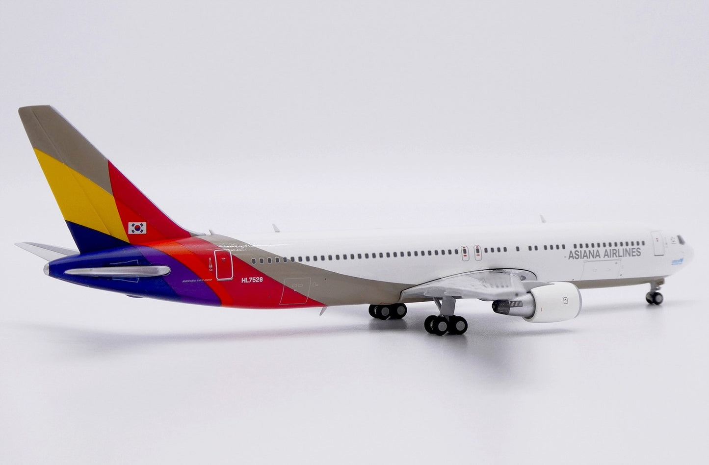 1:400 JC Wings Asiana Boeing 767-300 Passenger Airplane Diecast Plane Model