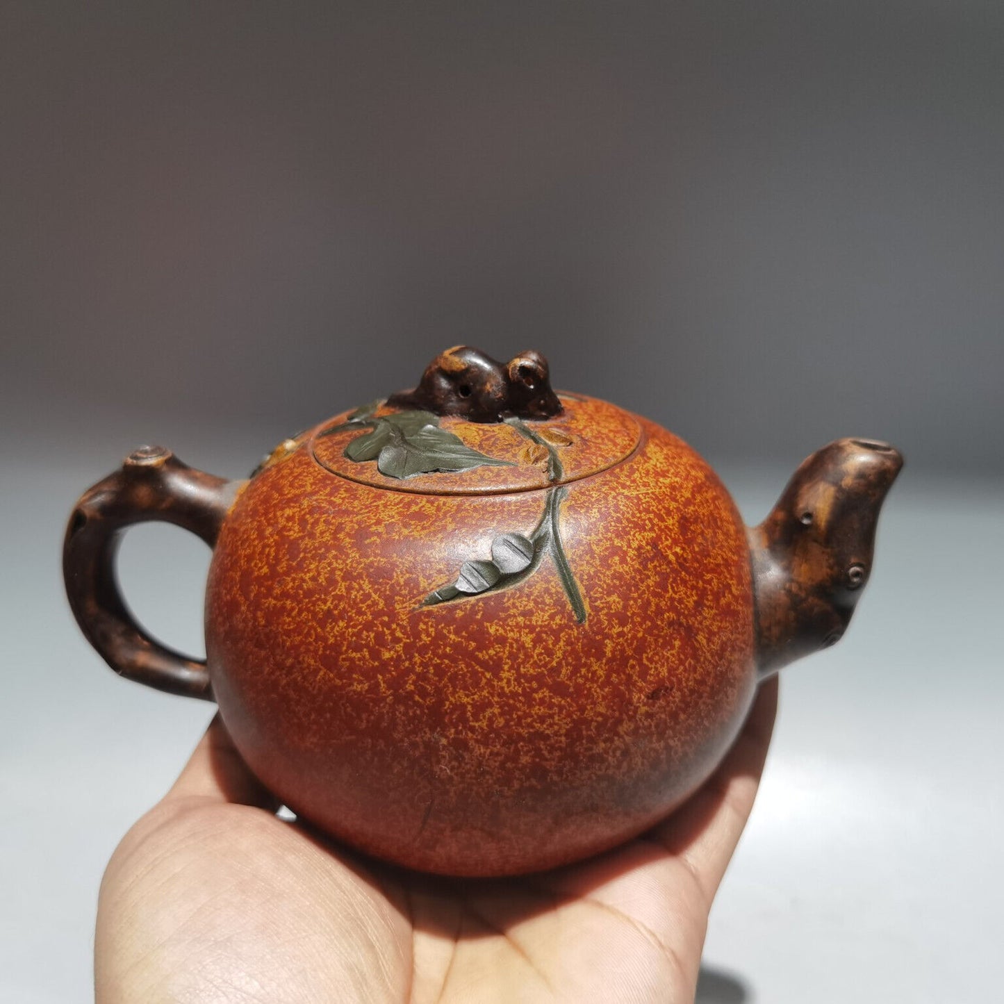 Chinese Yixing Zisha Clay Handmade Exquisite Teapot （：金鼠纳福 低款：蒋燕庭)