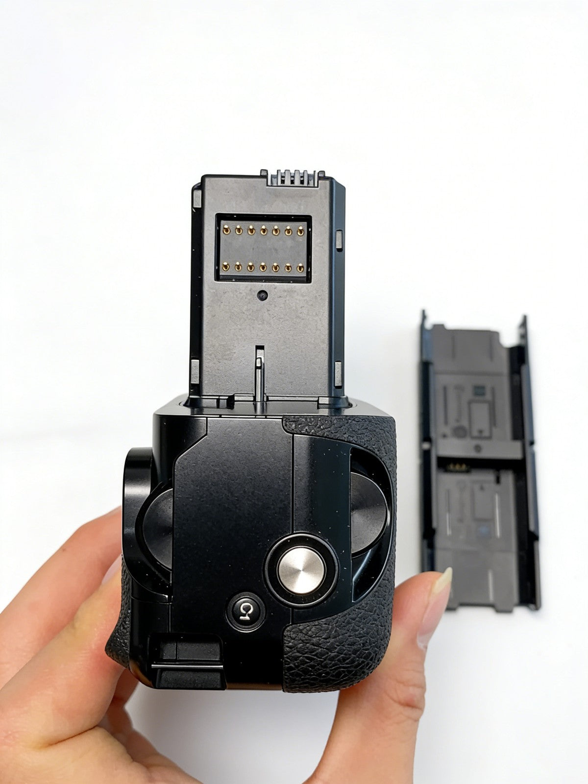 Sony VG-C1EM Vertical Grip for α7/α7R/α7S – Dual NP-W50, Portrait Shooting