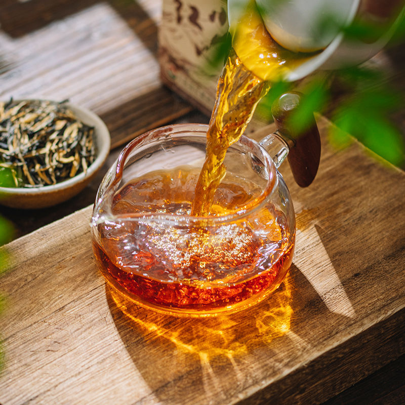 Authentic Fengqing Classic 58 Yunnan Dian Hong Tea with Orange Red Soup Colour