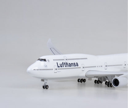 1:160 47CM Lufthansa BOEING 747-8 Airplane Landing Gear Resin Aircraft Model