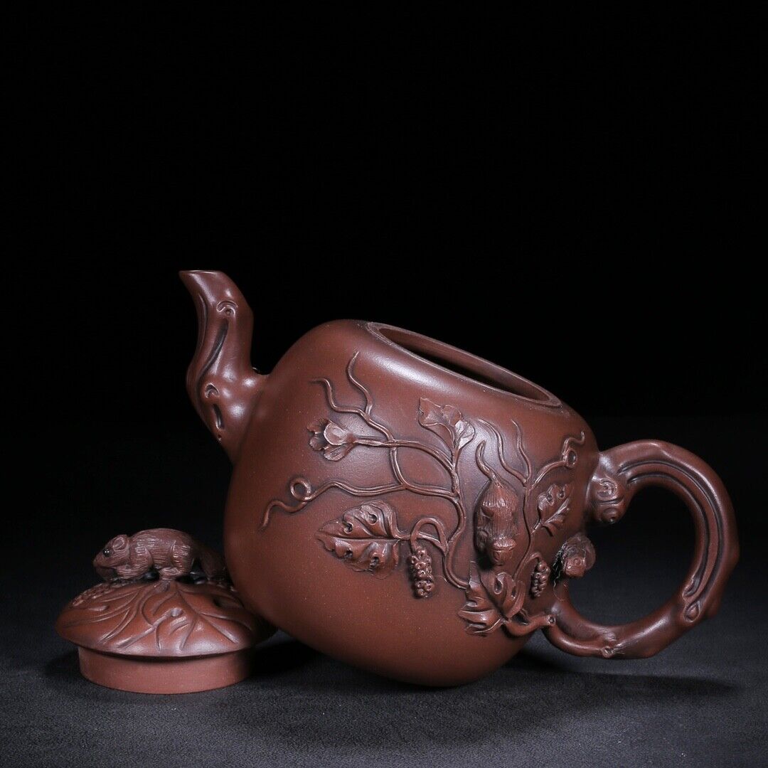 Chinese Yixing Zisha Clay Handmade Exquisite Teapot（松鼠葡萄 底款：金鼎商标）