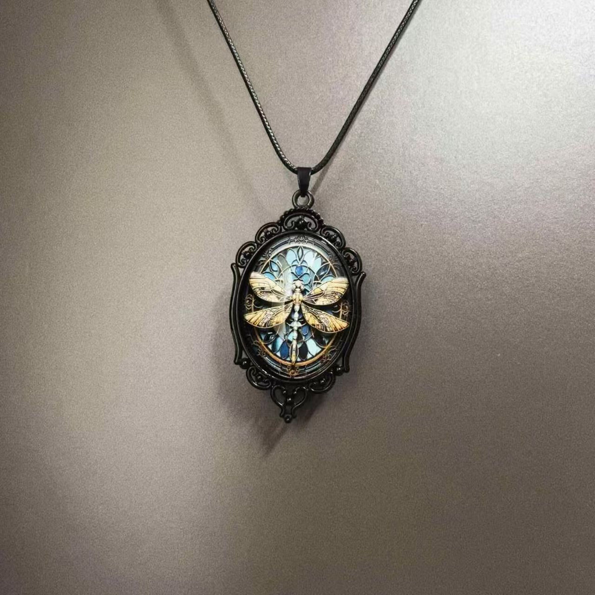 Vintage Dragonfly Necklace Elegant Oval Pendant Retro Gothic Jewelry