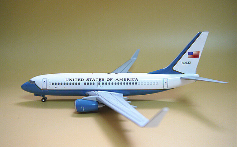 1:200 HOGAN UNITED STATES OF AMERICA B737-700 Passenger Plane ABS Plastic Model
