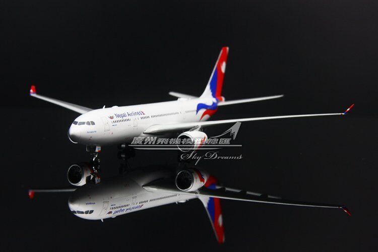1:400 Phoenix Nepal Airlines AIRBUS A330-200 Passenger Airplane Diecast Model