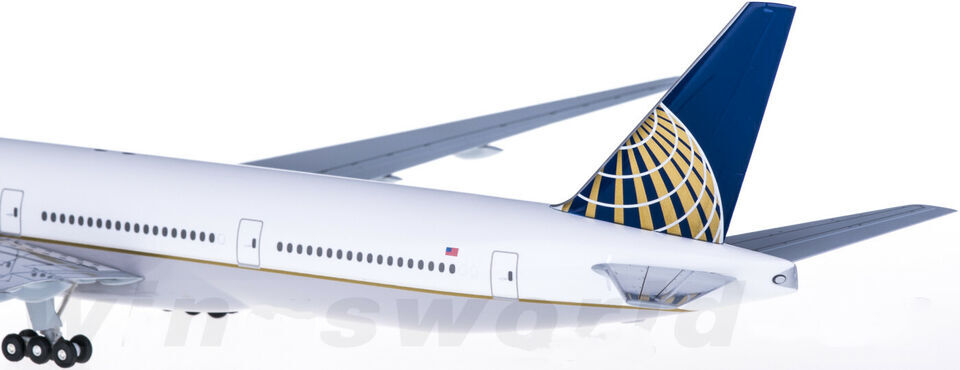 1:200 37CM Hogan UNITED BOEING 777-300ER Passenger Airplane ABS Plastic Model