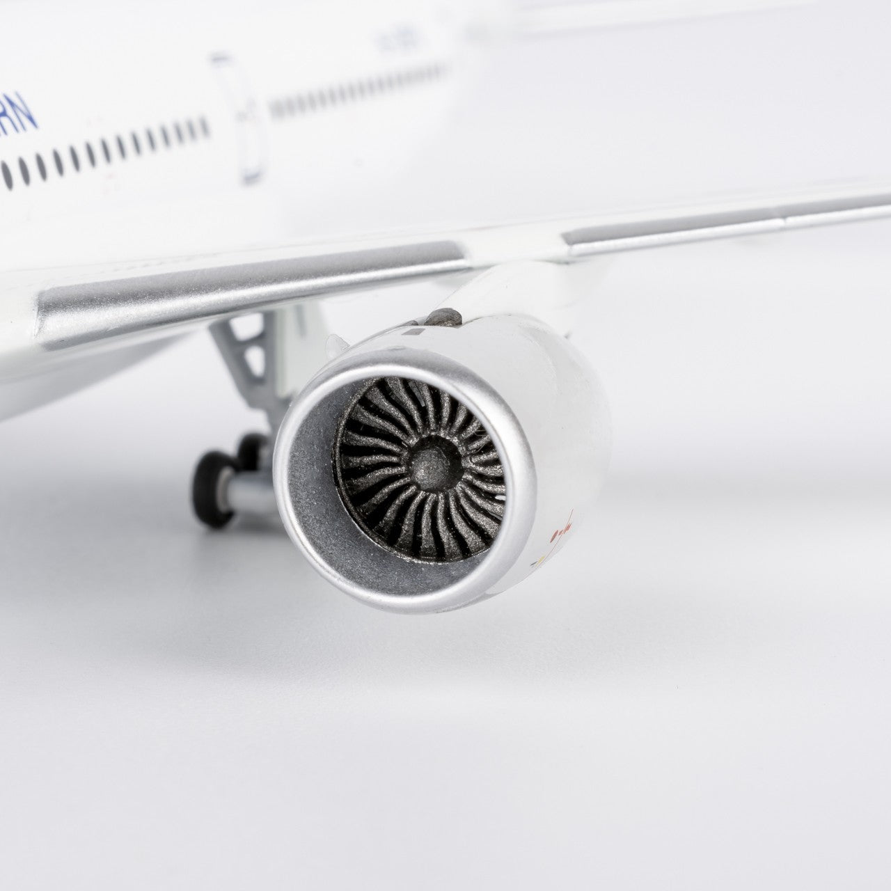 1:400 NGmodels China Eastern Airbus A350-900 Passenger Diecast Airplane Model