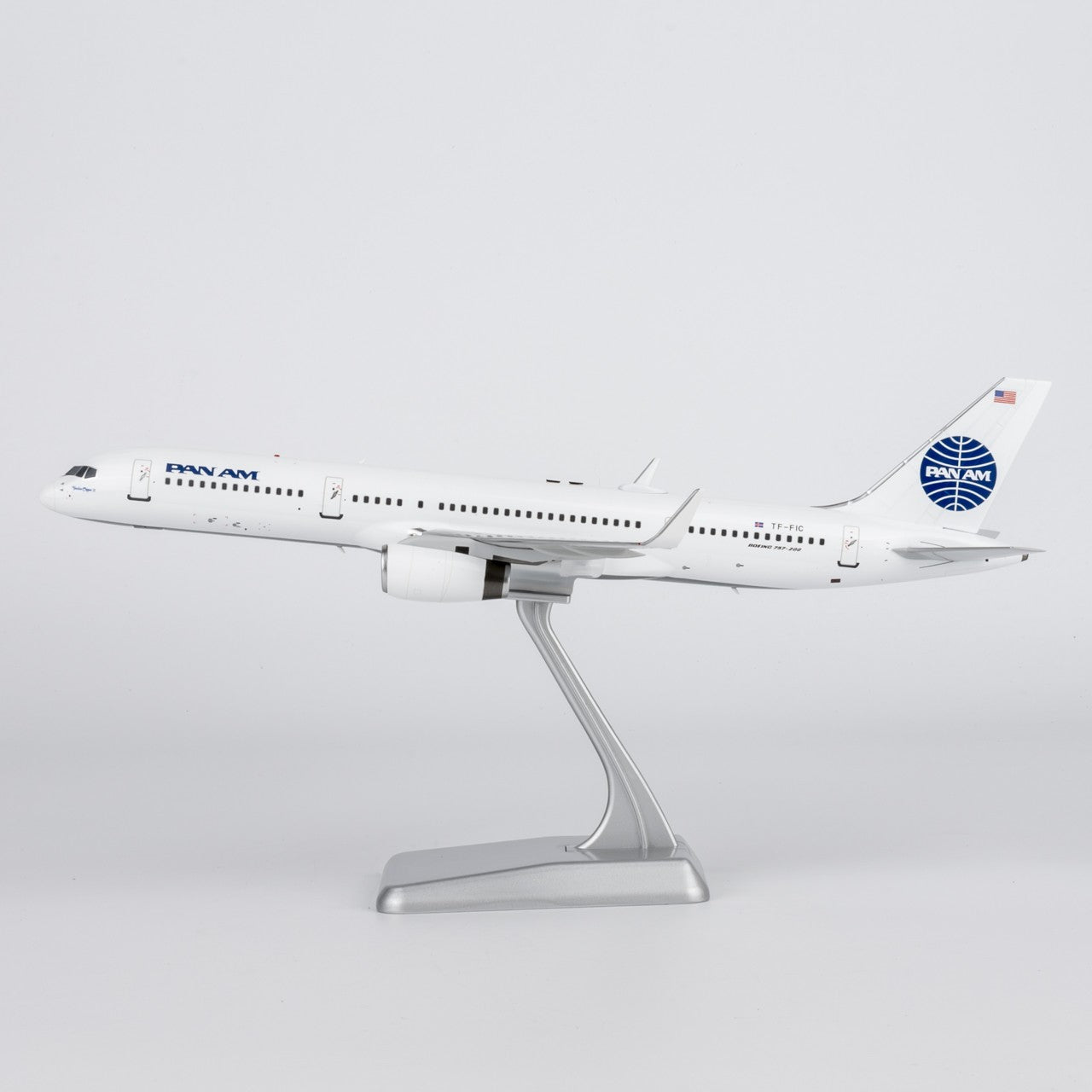 1:200 NGmodels Icelandair Boeing 757-200 Passenger Airplane Diecast Plane Model