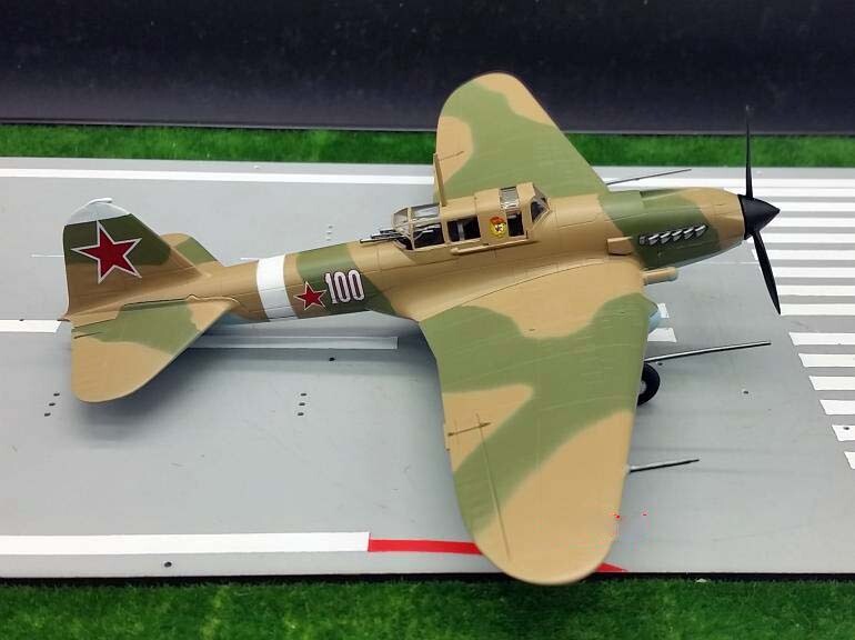 WWII Russian Ilyushin Il-2 Sturmovik ground attack 1/72 plane Easy model