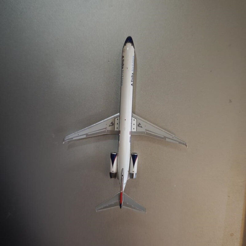 1:400 Geminijets Delta Air Lines McDonnell Douglas MD-88 Airplane Diecast Model