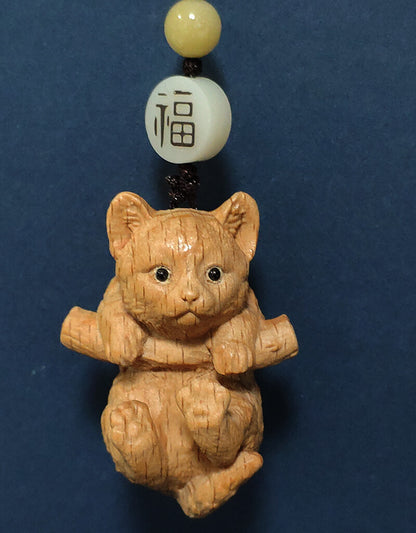 2-Inch hand-carved beech wood mesh - cute kitten -