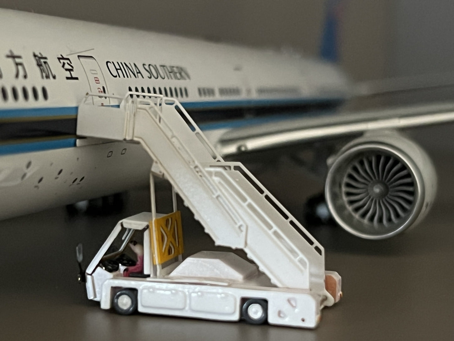 1:200 Passenger Plane Ground Service Plane Boarding Car Model Airport Scene