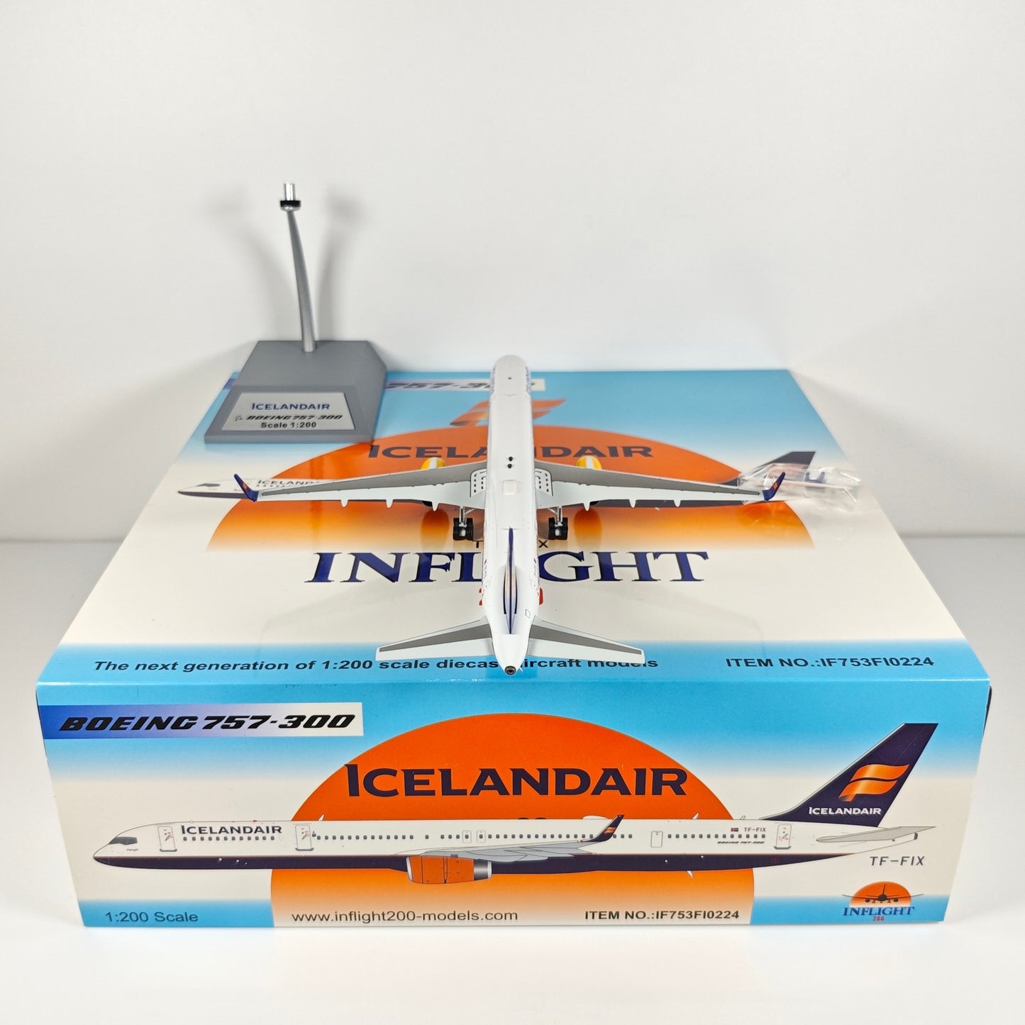 1:200 InFlight Icelandair Boeing 757-300 Passenger Airplane Diecast Plane Model