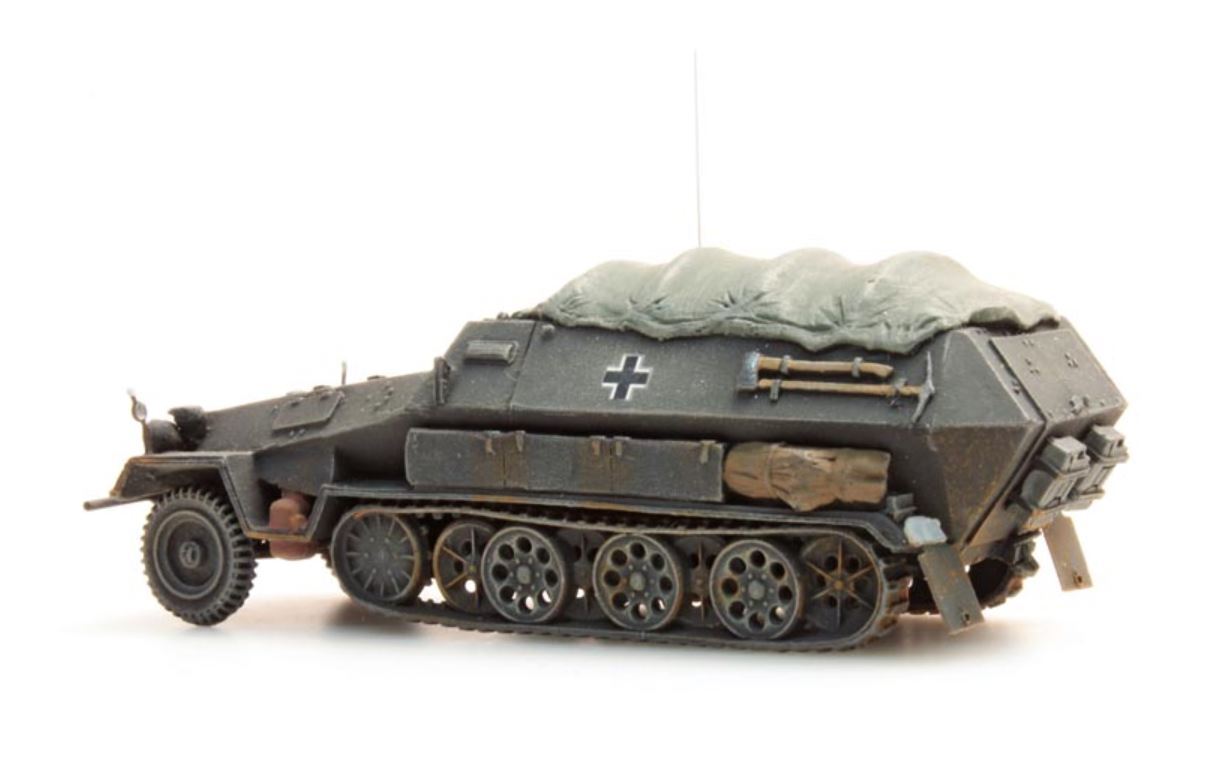 ARTITEC WWII GERMAN Sd.Kfz. 251/8B with tarpaulin gray 1/87 FINISHED MODEL TANK