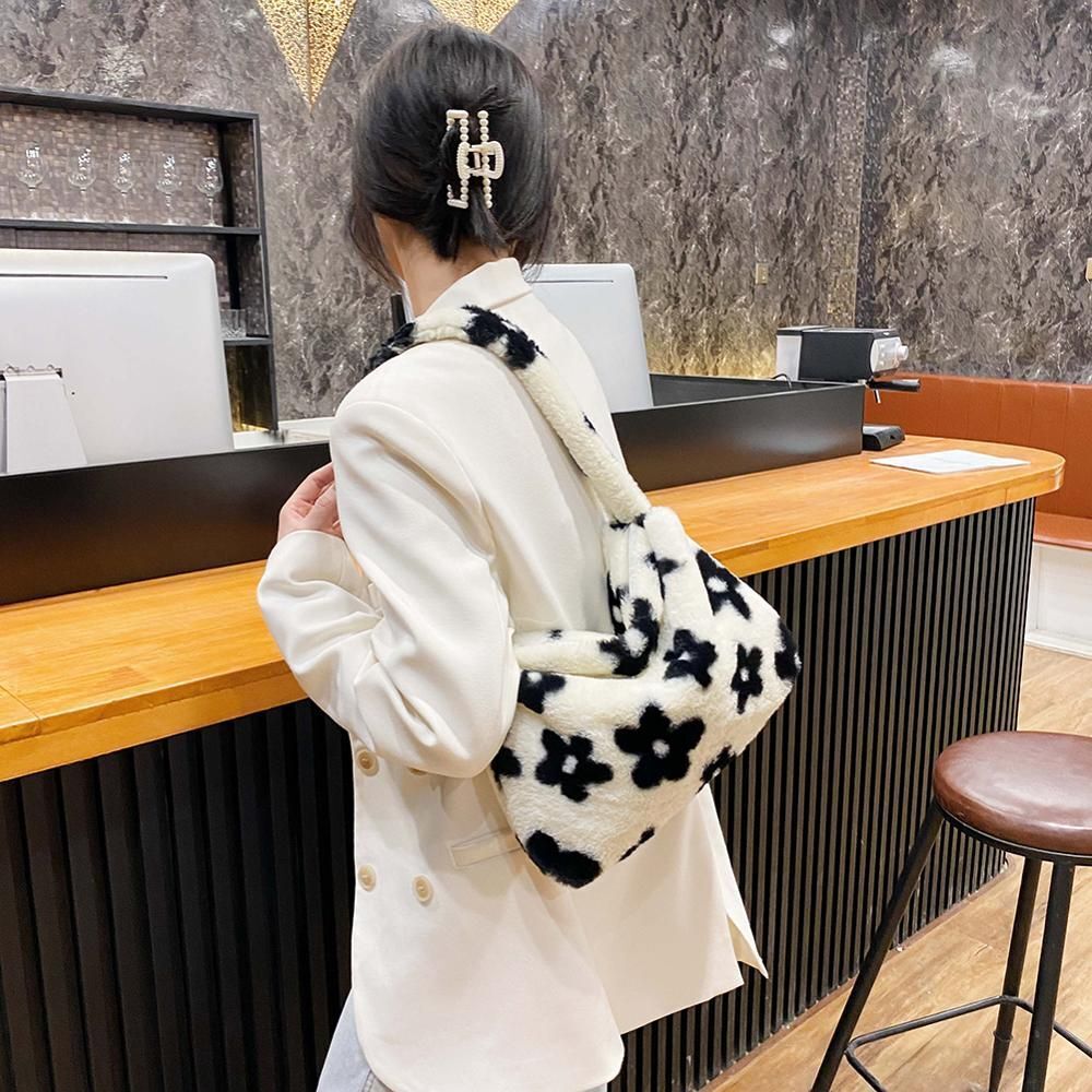 Flower Pattern Shoulder Bag Elegant Underarm Bag Faux Fur Handbag 30*20*5 CM 1PC