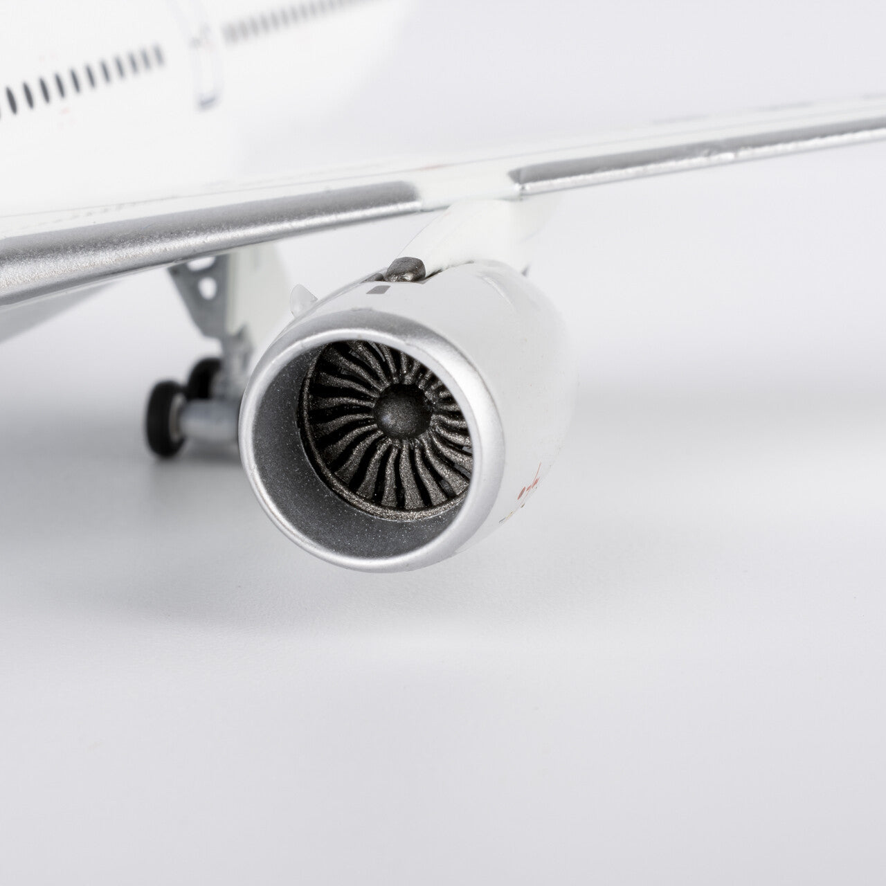 1:400 NG Model CHINA EASTERN AIRBUS A350-900 Passenger Airplane Diecast Model