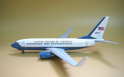 1:200 HOGAN UNITED STATES OF AMERICA B737-700 Passenger Plane ABS Plastic Model